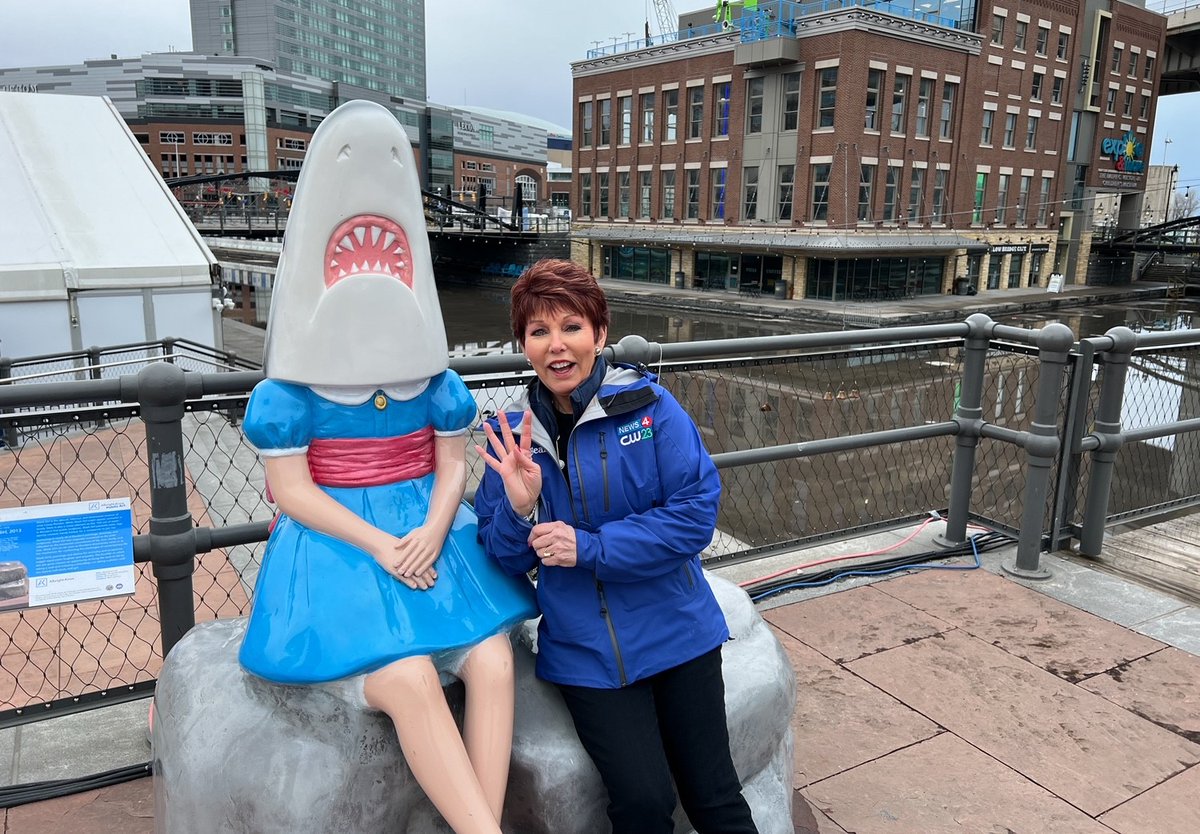 jacquiewalker4's tweet photo. ...so we were wet, cold, and running late after a video shoot at #Canalside this afternoon, but -- darn it -- there's always time for a quick hello to @sharkgirlbflo!
#PublicArt #MakingSmiles #ThisIsBuffalo https://t.co/BPjjKKgqYu