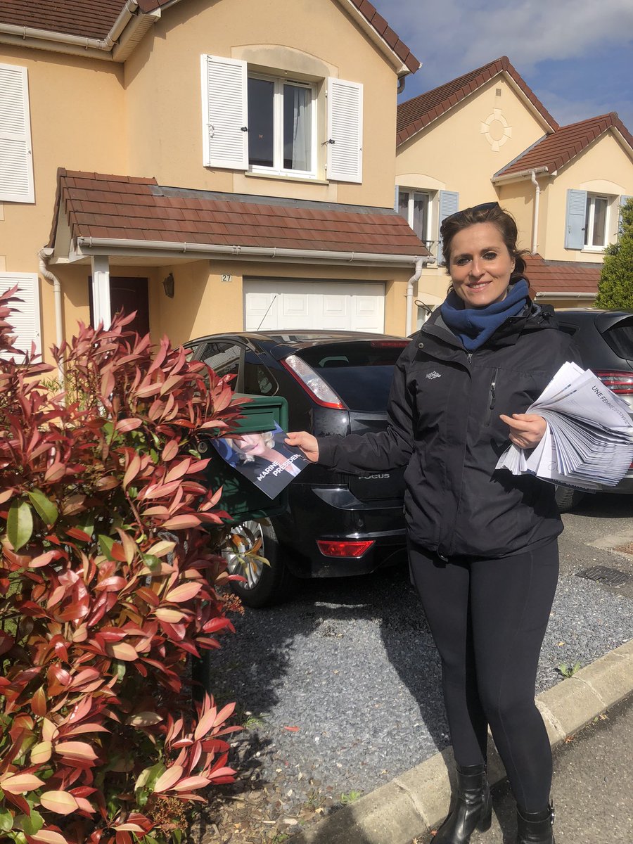 NathCarvalho91's tweet photo. À bord de la permanence mobile de @MLP_officiel le @RNational91 a fait une halte au marché de #ChillyMaearin où nous avons fait une excellente distribution de tracts suivie d’un boitage à #Mennecy et #Ormoy #MarinePresidente #elysees2022 https://t.co/ZV7Es0l0Vd