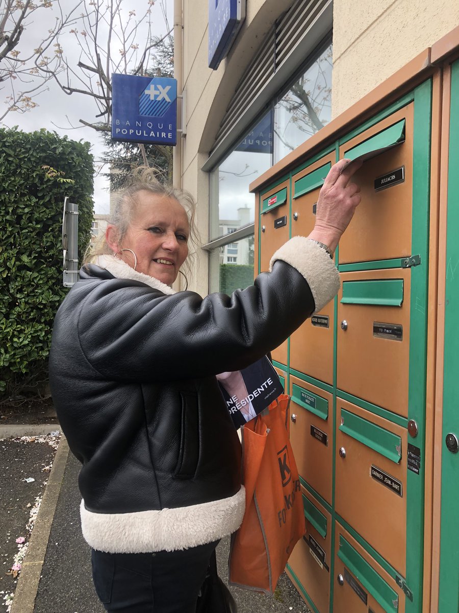 NathCarvalho91's tweet photo. À bord de la permanence mobile de @MLP_officiel le @RNational91 a fait une halte au marché de #ChillyMaearin où nous avons fait une excellente distribution de tracts suivie d’un boitage à #Mennecy et #Ormoy #MarinePresidente #elysees2022 https://t.co/ZV7Es0l0Vd