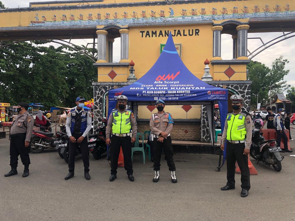 RagilRhea's tweet photo. Polres Kuansing Adakan Kegiatan Pengaturan Pasar Ramadhan dan Patroli Lalu Lintas Sekitaran Kota Teluk Kuantan https://t.co/a3uHHIVKLb https://t.co/Y9qWveocMj