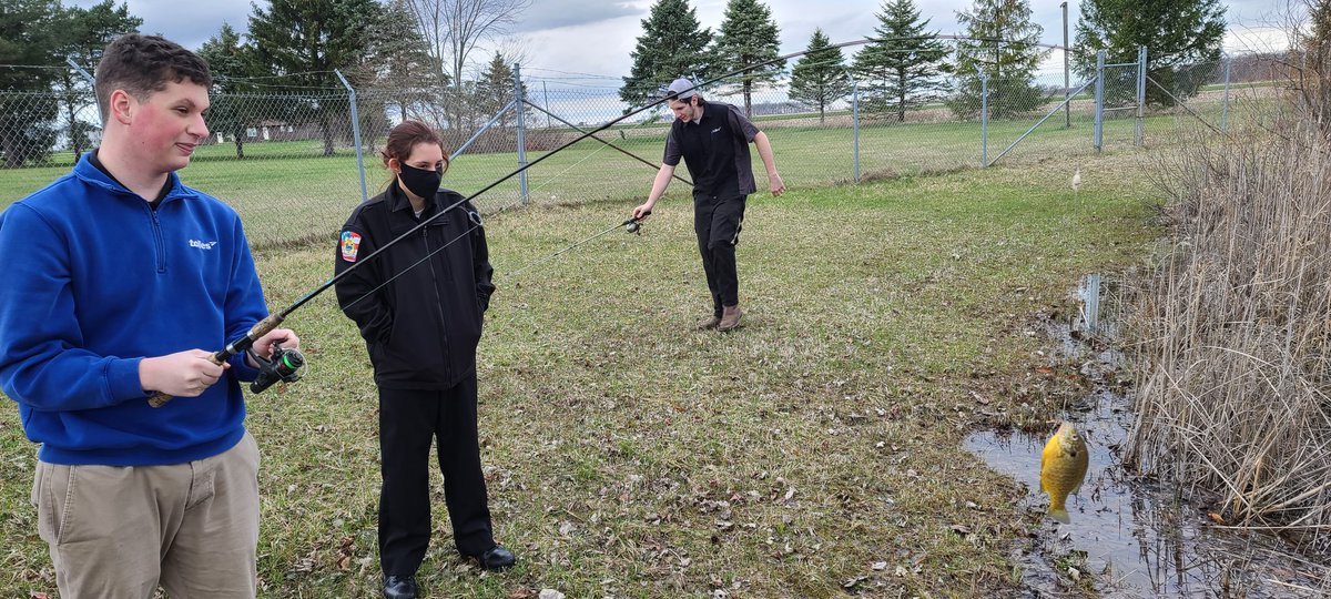 MrsCalvelage's tweet photo. Advanced Life Science is studied the pond Ecosystem and went fishing to see what fish are there. @TollesTech https://t.co/Fs79krTiJz
