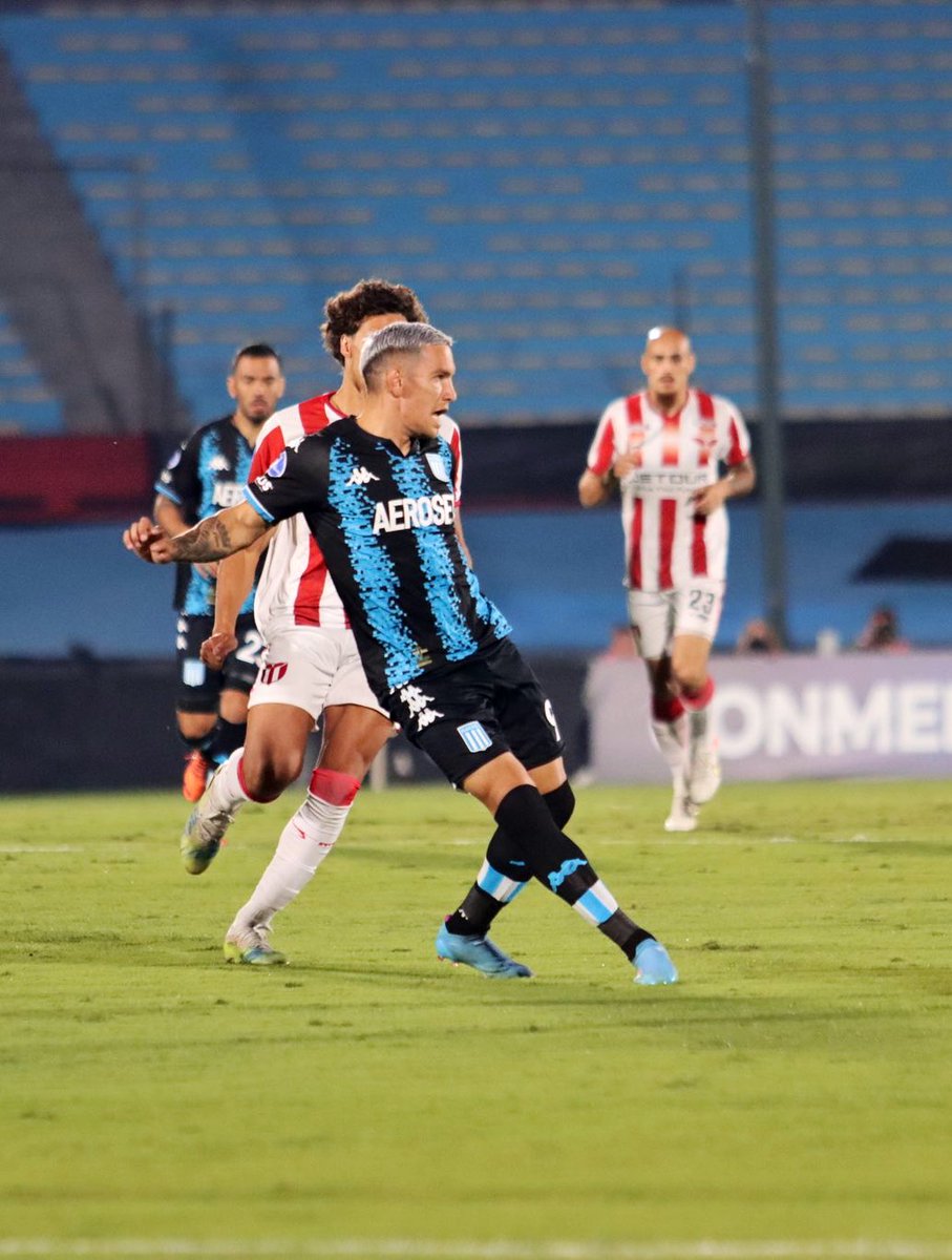 DataRacingOK's tweet photo. FINAL DEL PRIMER TIEMPO ⚽️

#River 0 - #RACING 0

¿QUÉ TE PARECIÓ LA ACTUACIÓN DE LA ACADEMIA? 🤔 https://t.co/CZcehMKqkJ