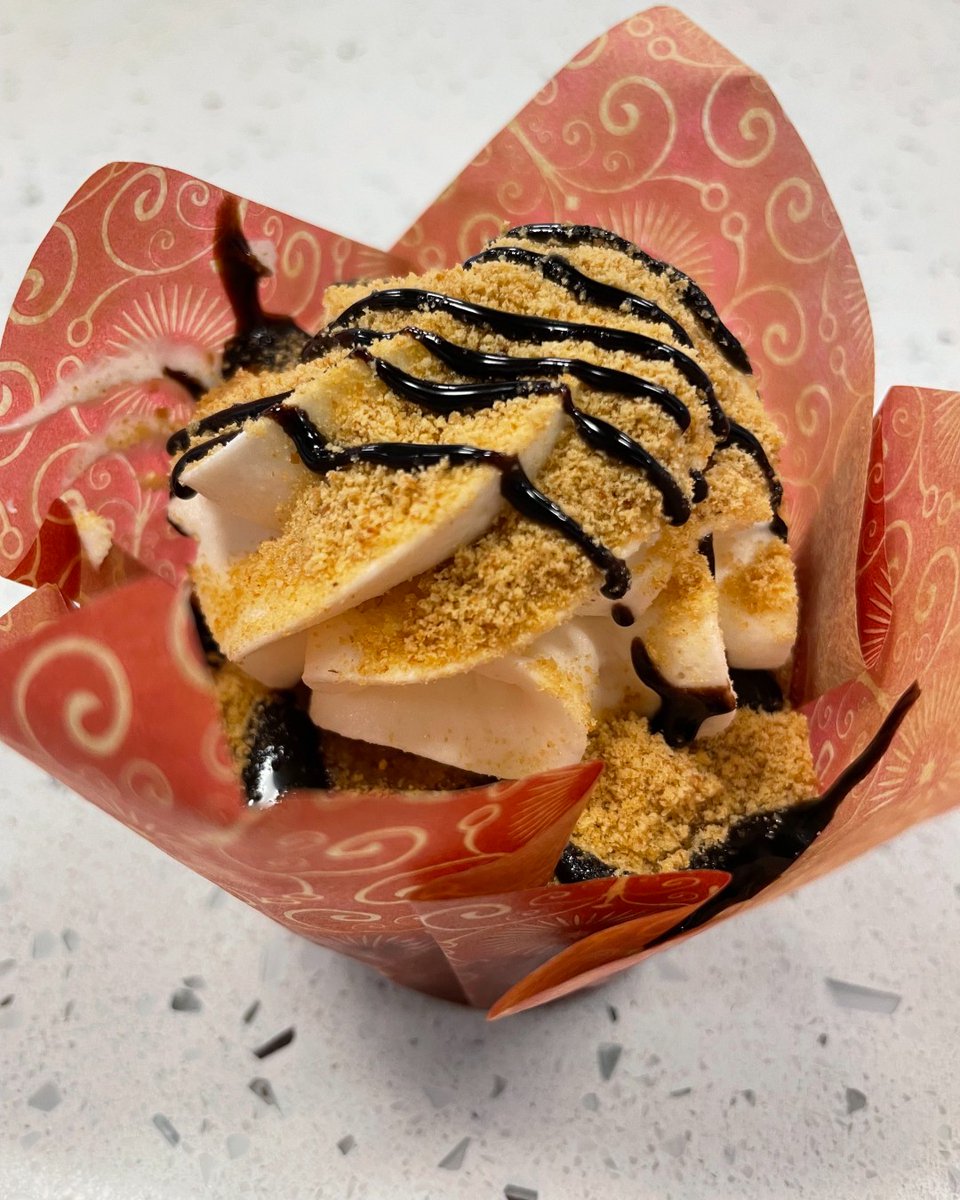 EatGreatness's tweet photo. Getaway S'mores are at the bakery! 🍫

Making Campfire S'mores is definitely some of our favorite things to do!

Nothing beats a cool summer night, fire, &amp; S'mores 🧁

(we all vegan chocolate bars in store too😉) https://t.co/Ln2Q3SdL19
