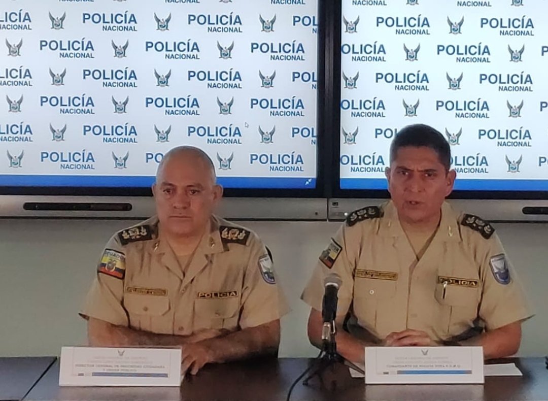 PoliciaEcuador's tweet photo. IMPORTANTE |
#GraDFaustoSalinas, #DirDGSCOP y #GraDCésarZapata, #CmdtDMQ, en rueda de prensa informan detalles de la aprehensión de CINCO ciudadanos que realizaban transacciones económicas sospechosas, en #UIO.
#CombateAlDelito https://t.co/x3H6XWl6DM