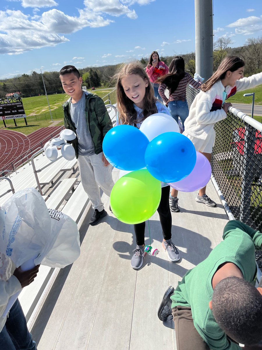 KThomasTFAA4th's tweet photo. 5th grade Egg Drops!!! Thank you @stewartscreekhs for letting us use the bleachers! Young engineers at work. #creeklife @SCECardinals https://t.co/S2pz5jDhUC