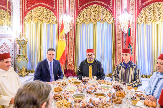 La bandera del revés en la cena de Sánchez en Marruecos: ¿descuido o  humillación?