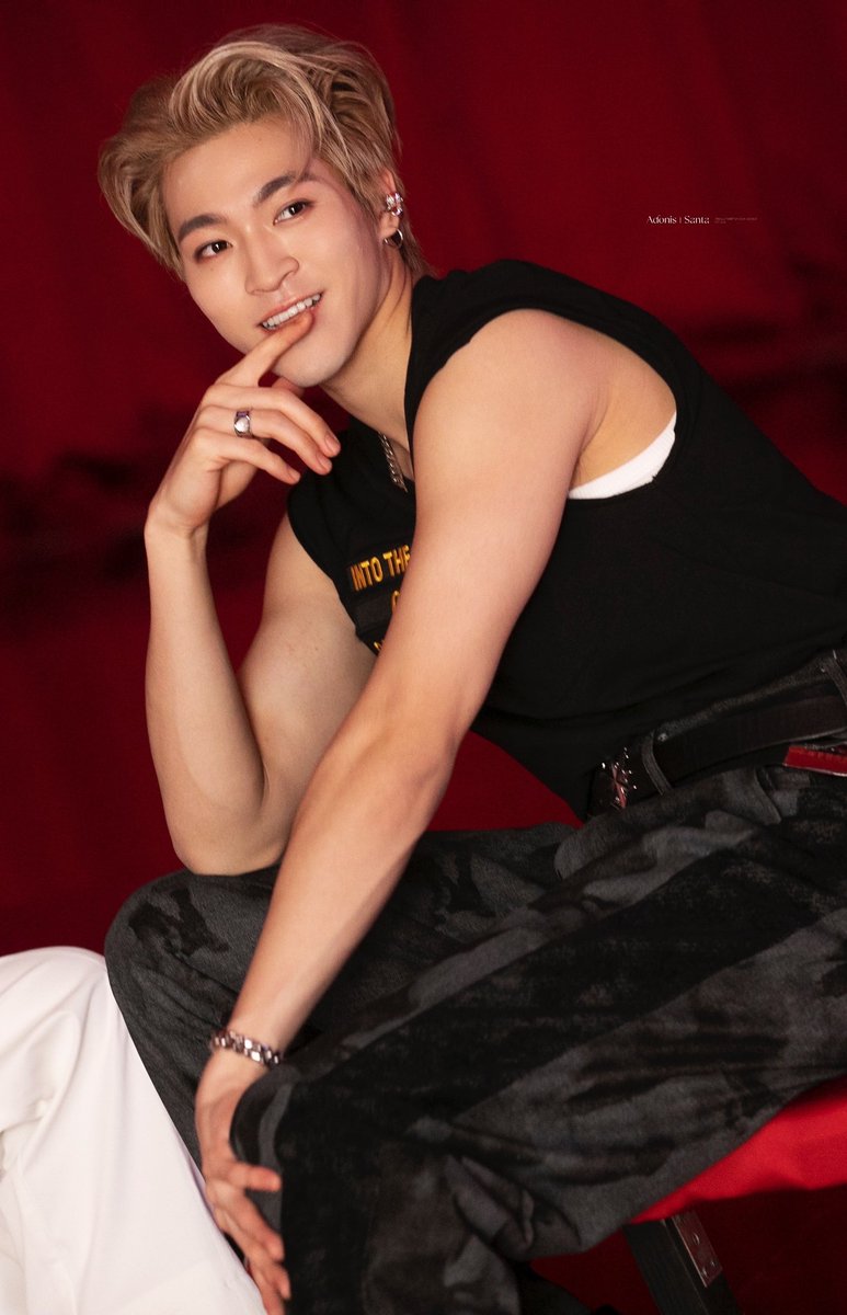tucaoyong's tweet photo. 黒いタンクトップso HOT🥵🥵🔥🔥 https://t.co/gRt8MHIfac