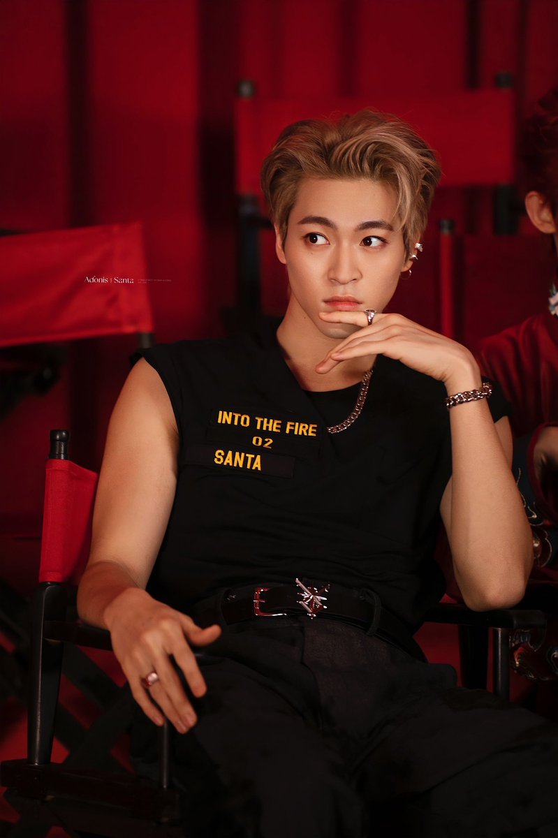 tucaoyong's tweet photo. 黒いタンクトップso HOT🥵🥵🔥🔥 https://t.co/gRt8MHIfac