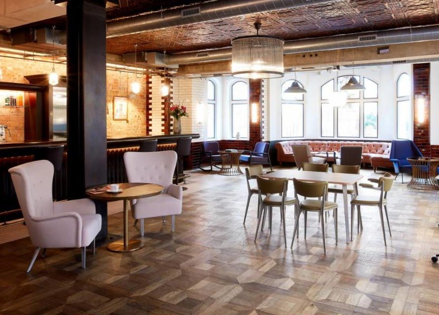 fusefurniture's tweet photo. Happy Friday! - we'd love to be enjoying a sess in this funky mid-century modern bar! An inspired mix of Ernest Race Heritage furniture with @fourdesigndk and @oceedesign  classic pieces.

#hospitality #hospitalityfurnishing #interiordesigninspo  #fourdesign #restaurantsandbars https://t.co/MAtcsNvhG4
