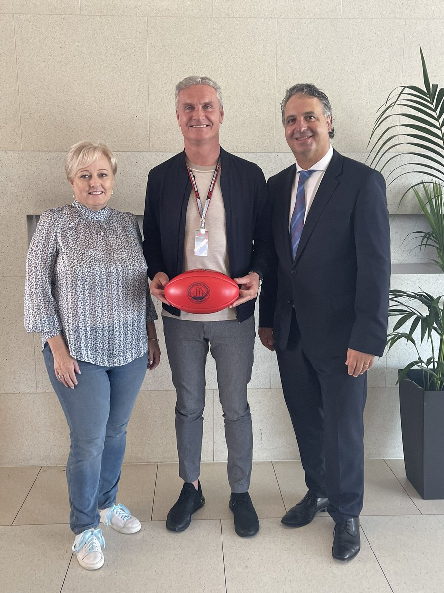 vicchamber's tweet photo. What an honour having Formula One racing legend, David Coulthard join us this morning at our @ausgrandprix breakfast! https://t.co/w9oASLBv5N