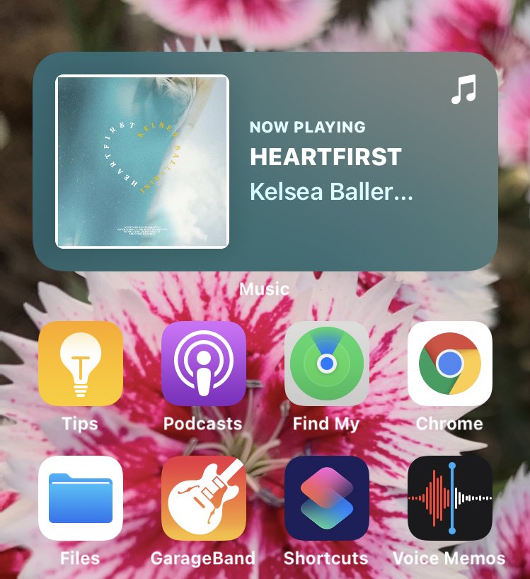 mahi29swiftie's tweet photo. My Home Screen NEVER looked BETTER! 🥰 #HEARTFIRST @KelseaBallerini https://t.co/slnChQGvKC