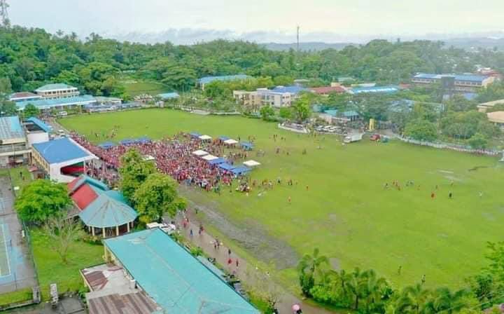 lanceuylim's tweet photo. Drone shot of the UniTeam rally at the University of Eastern Philippines (UEP) grandstand in Northern Samar earlier this morning, April 8. 

This is the same venue where VP Leni Robredo's grand rally was held last March 28. 

📷 JA Baldoza, Mark Anthony Angue

@indayevarona https://t.co/zkvQWtz0S1