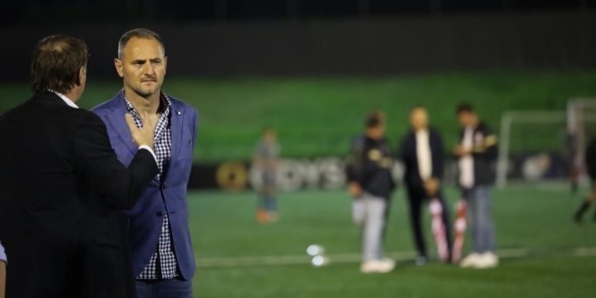 Former Croatian international Josip Simunic was a surprise guest at @SydUtd58FC's training session on Thursday night. It's not everyday an #NPLNSW club is visited by a former World Cup and European star. Full Story: bit.ly/3JfOKsR