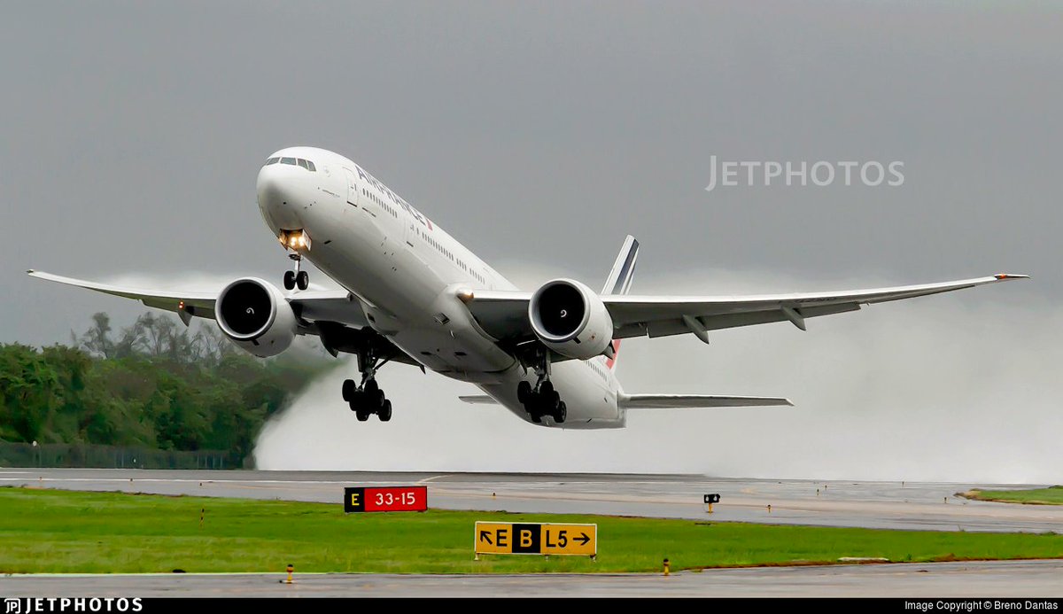 JetPhotos's tweet image. An Air France 777 departing a wet Rio de Janeiro. jetphotos.com/photo/10533872 © Breno Dantas