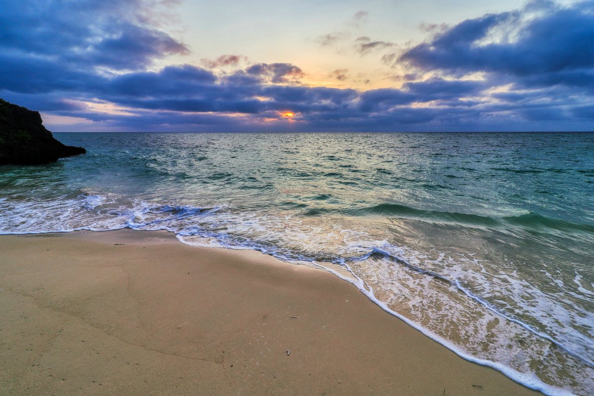 mauigoes's tweet photo. With three miles of white sand and crystal clear water, it's no wonder why Kaanapali Beach was once named America's Best Beach. Credit goes to voyant02. #maui #hawaii #beachlife https://t.co/qoG19ayN6d