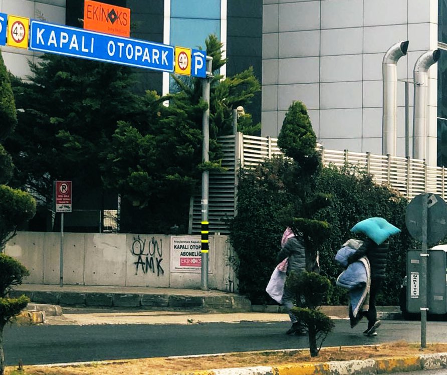 Açık parkta uyurken yağmur başladı.. kapalı otopark a kaçıyorlar.. Ne zor hayatlar be! Temel barınma hakkın yok! Ya sosyalizm ya barbarlık… a geldik yine…