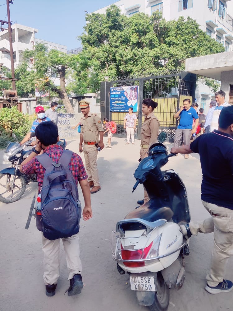 ghaziabadpolice's tweet photo. #GhaziabadPolice | #MissionShakti अभियान के क्रम मे #एन्टी_रोमियो टीम द्वारा सभी थाना क्षेत्र के प्रमुख बाजारों,स्कूल-कॉलेज, कस्बों, भीड़ वाले इलाकों,पार्क आदि मे चेकिंग की जा रही है तथा महिलाओं को शासन द्वारा जारी विभिन्न योजनाओं/हेल्पलाइन के विषय में जागरुक किया जा रहा है। https://t.co/YYvNOqKeRm