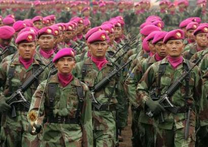 HariSuara's tweet photo. Teringat ketika tragedi Semanggi terjadi wkt itu TNI berpihak ke masyarakat dn mahasiswa Salah satunya TNI AL yg membaur utk melindungi pendemo dari ganasnya wereng coklat dan sekarang tdk ada lagi Kebersamaan mrk utk Kita. Sedih berjuang tanpa mereka. https://t.co/wRdGbF723S