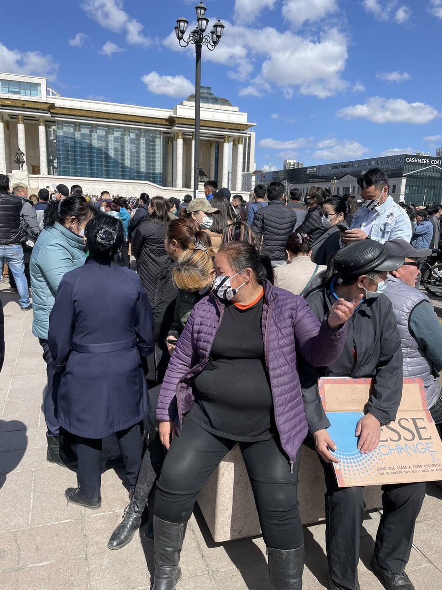 Чиглэлээ хүлээсэн харваас илт хөлсөөр жагсаж байгаа хүмүүс ч байна