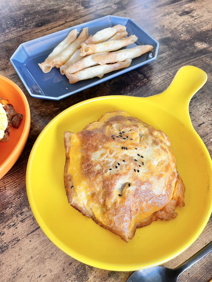 夫作、チャーハンをオムライス風にしてもらいました‼️🤩 カリカリチーズ揚げもね🧀 美味しいなぁぁ😚💕