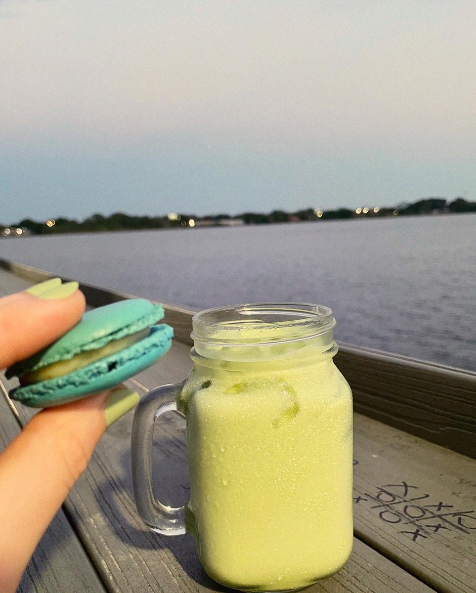 Snowbean_Cafe's tweet photo. Matcha latte and pistachio macaroons what a perfect match-a! #snowbean #koreancafe #tiktok #TikTokviral #matchalover #orlandofoodie https://t.co/D09bGEzjd0