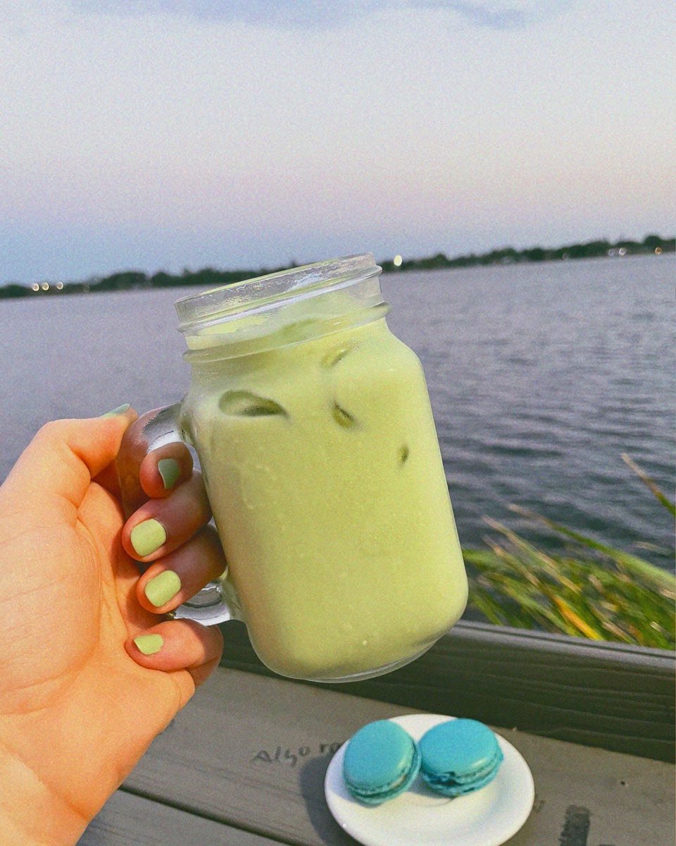 Snowbean_Cafe's tweet photo. Matcha latte and pistachio macaroons what a perfect match-a! #snowbean #koreancafe #tiktok #TikTokviral #matchalover #orlandofoodie https://t.co/D09bGEzjd0