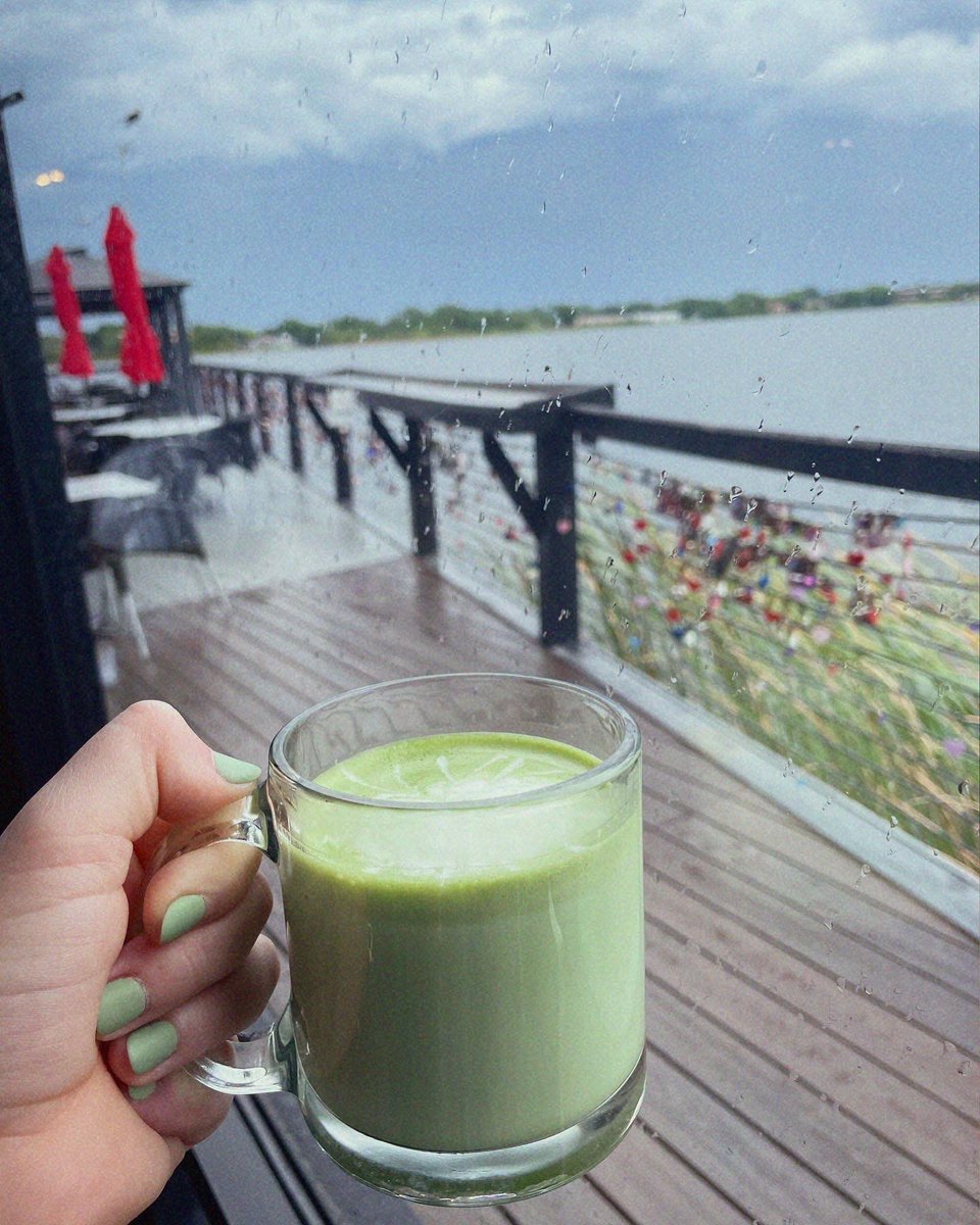 Snowbean_Cafe's tweet photo. Matcha latte and pistachio macaroons what a perfect match-a! #snowbean #koreancafe #tiktok #TikTokviral #matchalover #orlandofoodie https://t.co/D09bGEzjd0