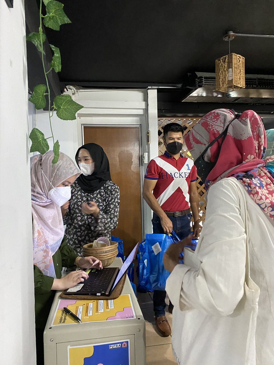 putra_centre's tweet photo. Infaq Ramadhan Food Basket - #PUTRAxFN

Thursday, April 7th - PUTRA, together with the FN Initiative, distributed 60 food baskets to families living in Kampung Baru as part of our #PUTRAxFN collaboration this Ramadhan 📦 https://t.co/LmGZfnirzt