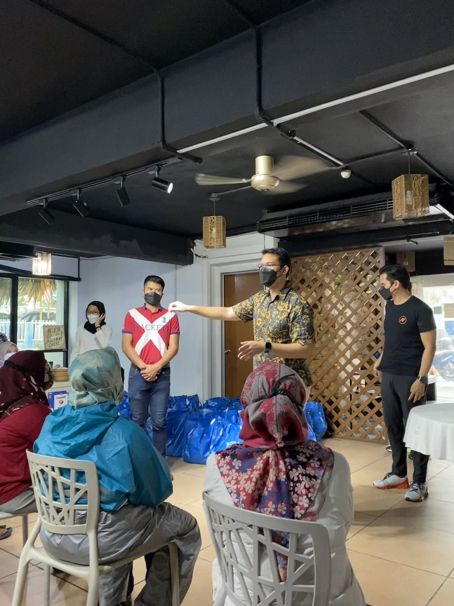 putra_centre's tweet photo. Infaq Ramadhan Food Basket - #PUTRAxFN

Thursday, April 7th - PUTRA, together with the FN Initiative, distributed 60 food baskets to families living in Kampung Baru as part of our #PUTRAxFN collaboration this Ramadhan 📦 https://t.co/LmGZfnirzt