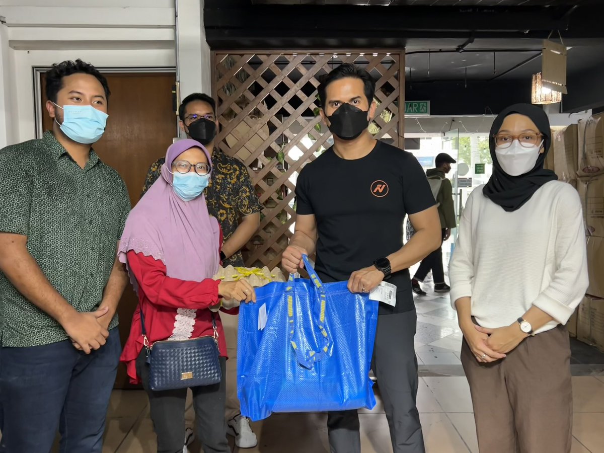 putra_centre's tweet photo. Infaq Ramadhan Food Basket - #PUTRAxFN

Thursday, April 7th - PUTRA, together with the FN Initiative, distributed 60 food baskets to families living in Kampung Baru as part of our #PUTRAxFN collaboration this Ramadhan 📦 https://t.co/LmGZfnirzt