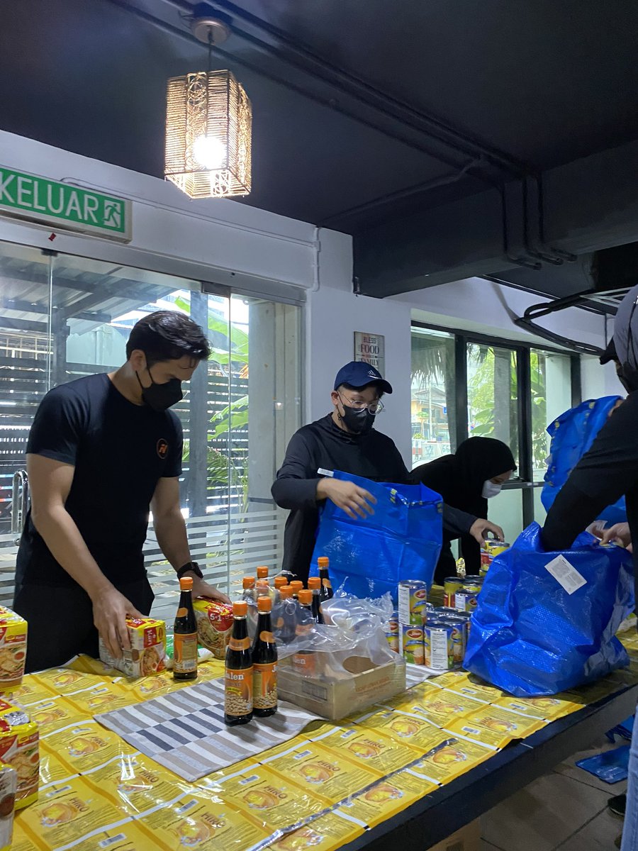 putra_centre's tweet photo. Infaq Ramadhan Food Basket - #PUTRAxFN

Thursday, April 7th - PUTRA, together with the FN Initiative, distributed 60 food baskets to families living in Kampung Baru as part of our #PUTRAxFN collaboration this Ramadhan 📦 https://t.co/LmGZfnirzt