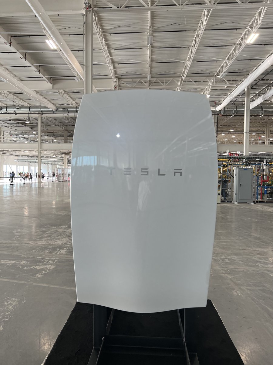 wholemars's tweet photo. Powerwall 1, Powerwall 2, Powerpack and Megapack https://t.co/uwrLg4vM4I