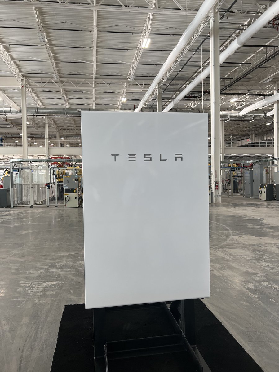 wholemars's tweet photo. Powerwall 1, Powerwall 2, Powerpack and Megapack https://t.co/uwrLg4vM4I