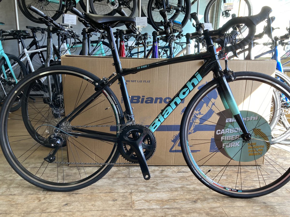 tobe8131's tweet image. おはようござます
風が強すぎて〜🌀🌀🌀
本日も10:00〜営業開始です
宜しくお願いします

Bianchi Nirone7入荷しました
チェレステカラーも入荷してますので店頭でご覧下さい

#サイクルショップヨシダ
#Bianchi
#Nirone7
#入荷情報