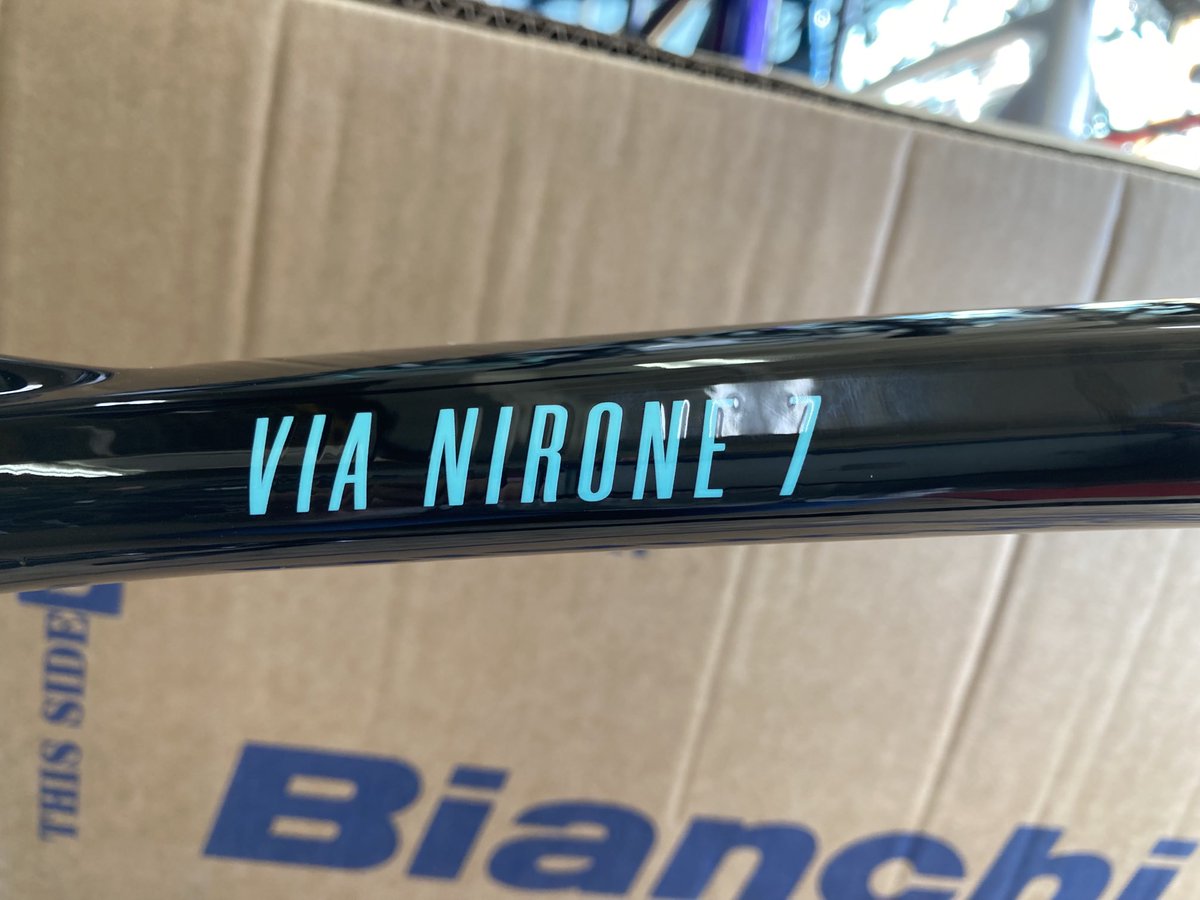 tobe8131's tweet image. おはようござます
風が強すぎて〜🌀🌀🌀
本日も10:00〜営業開始です
宜しくお願いします

Bianchi Nirone7入荷しました
チェレステカラーも入荷してますので店頭でご覧下さい

#サイクルショップヨシダ
#Bianchi
#Nirone7
#入荷情報