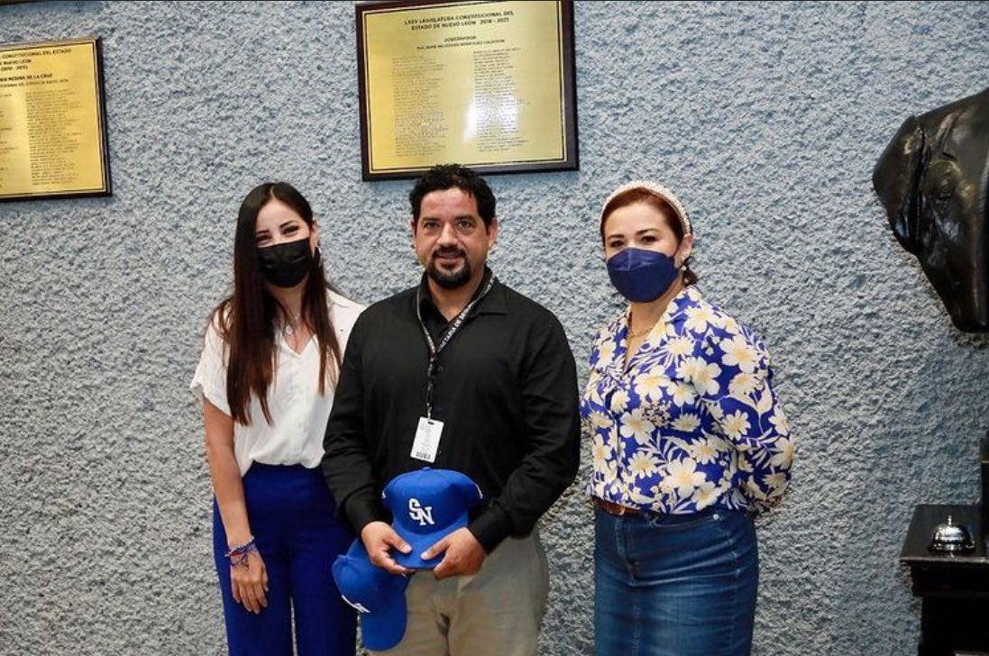 Reciben la diputada <a href="/LilyOlivaresC/">Lily Olivares</a> en el <a href="/CongresoNL/">Congreso Nuevo León</a> a los cadetes que se preparan en la Academia de policía municipal, fueron exhortados a seguir preparándose para proteger y servir y la gente se sienta contenta con su futuro desempeño...1era Alcaldesa en 2024?

#LoQuePasaEnSN™️