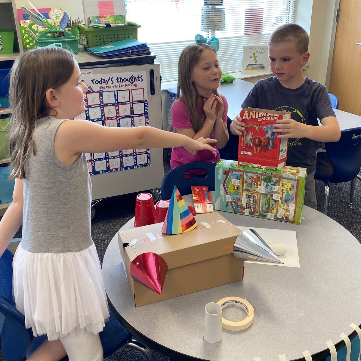 KristinsKiddos's tweet photo. Collaborating to make 3D shape robots! 🤖 https://t.co/2w9z5mo87i