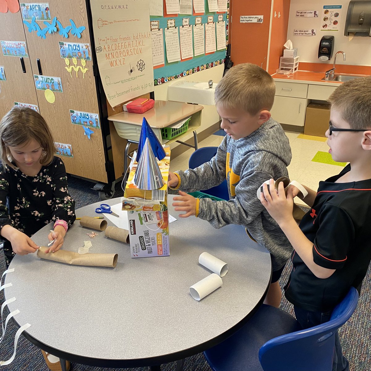 KristinsKiddos's tweet photo. Collaborating to make 3D shape robots! 🤖 https://t.co/2w9z5mo87i