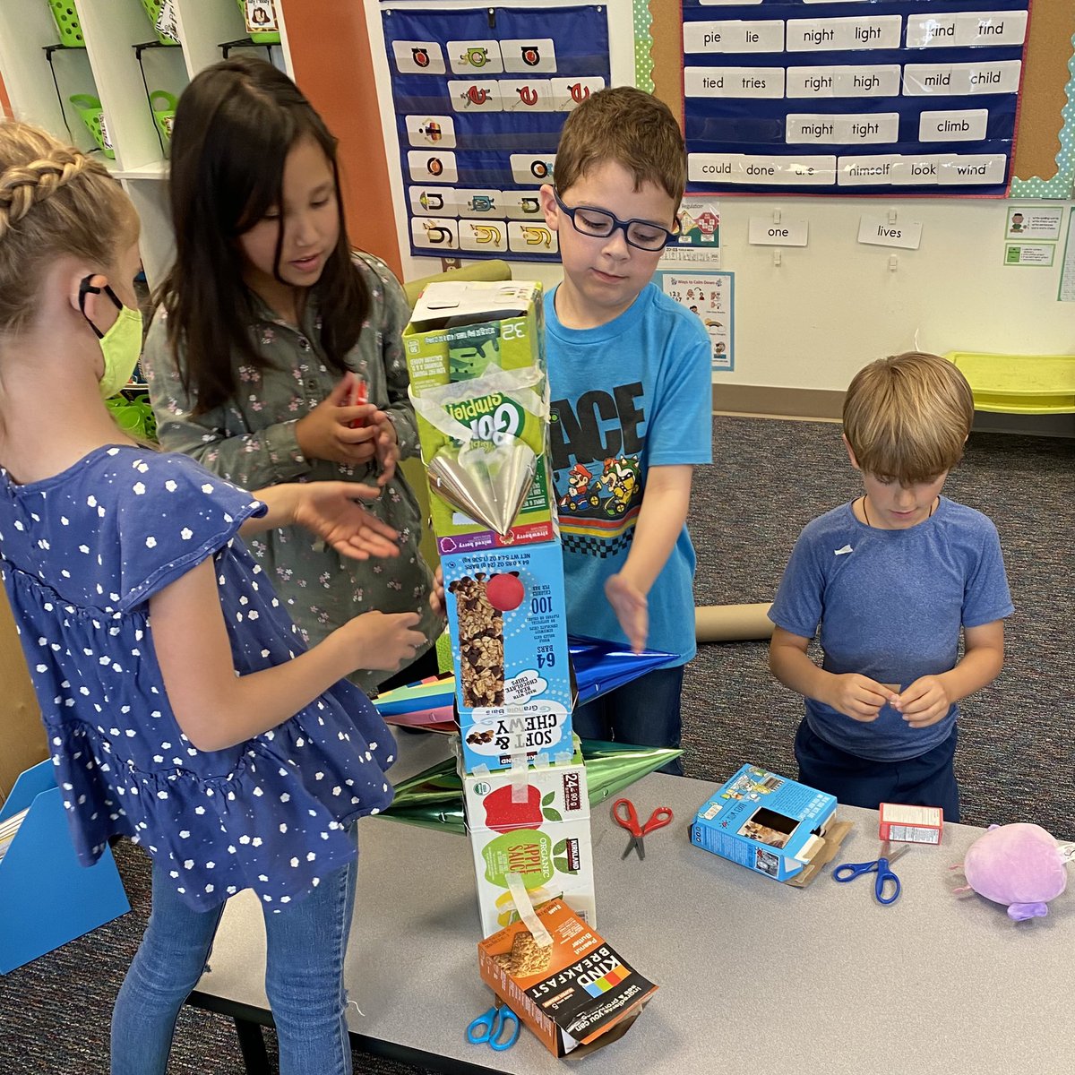 KristinsKiddos's tweet photo. Collaborating to make 3D shape robots! 🤖 https://t.co/2w9z5mo87i