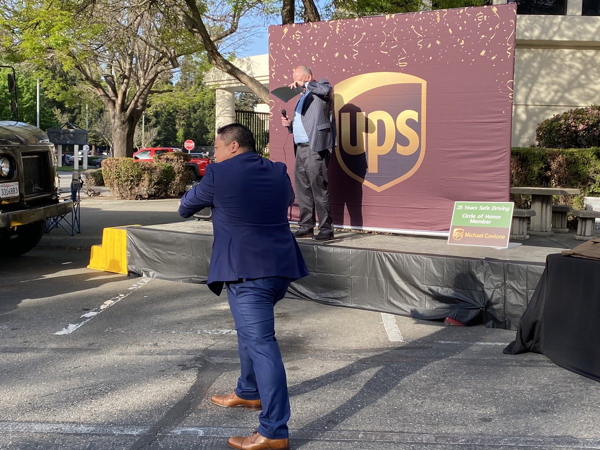 UPSNorCalSafety's tweet photo. Thanks to @UPSNORCAL1 On Road Supervisor Oscar Bagnas for leading the workgroup in a #DynamicWarmUPS Push Away before todayโs #CircleofHonor ceremony in San Ramon! @CommCornerUPS #upswellness #upscommcorner @CharP_RN https://t.co/CooirYZo9k