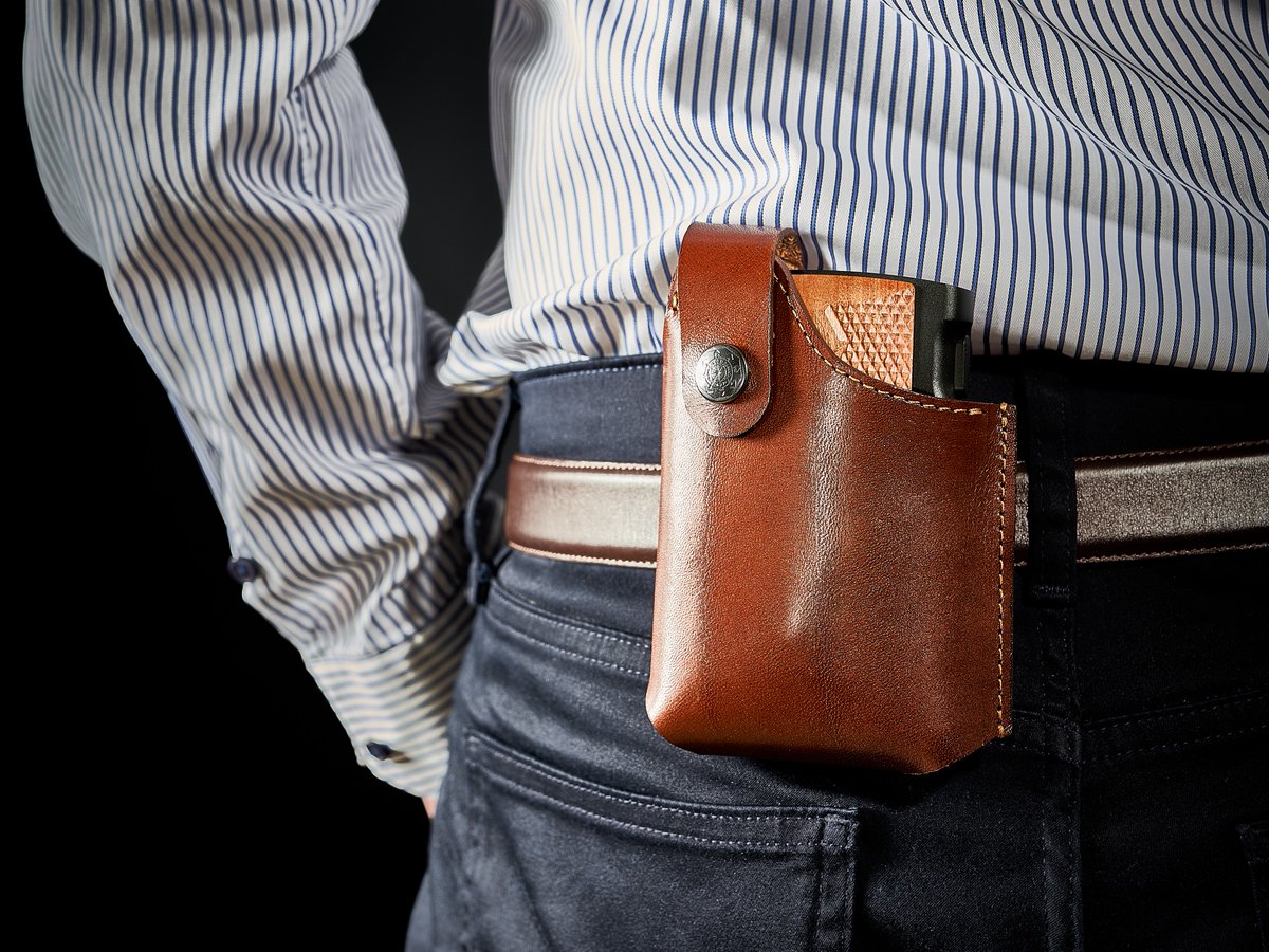 gumoworks's tweet photo. ＼M1911-h名刺ケースが日本に到着！🔥／
昨年9月から予約した方もいるので、本当に大変お待たせしました！今倉庫で検品を行い、来週から順次に発送する予定です！箱のパッケージもリニューアルして、凄くかっこいい😎
👇伝説のハンドガンをモデルにした名刺ケース！
https://t.co/YS71jYYSVF https://t.co/RicI2GEgL3