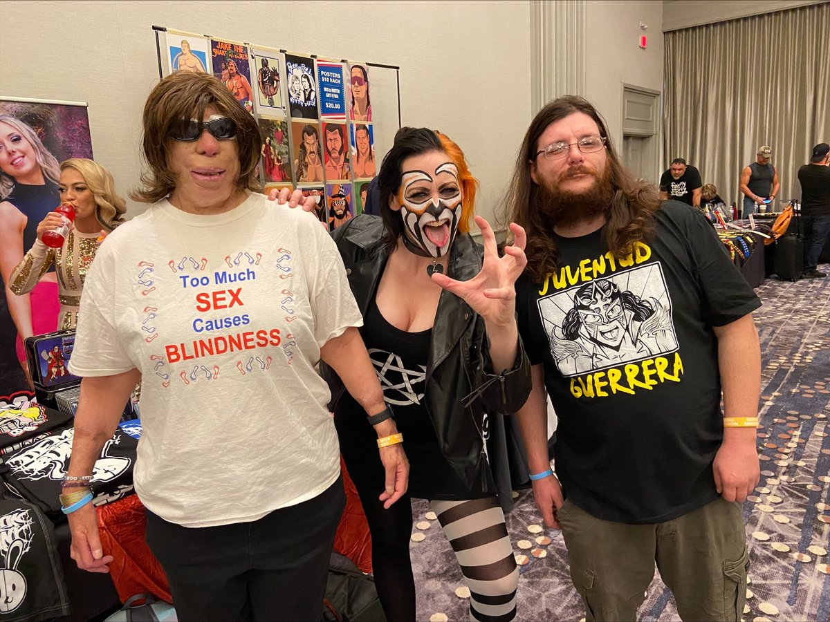 SteWieH's tweet photo. Also got to meet @WeAreRosemary  as well. She was so sweet to let me invade the picture with my bff @LadyKaianne https://t.co/1obmLKi4iI