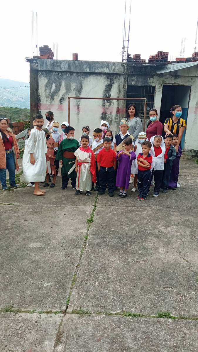 UEECARLOSRAMON1's tweet photo. Vía Crucis realizado en la  U.E.E Carlos Ram��n Angarita en dónde se hizo una dramatización llamada La Vía Dolorosa que se divide en 14 estaciones que simbolizan cada uno de los momentos clave de la Pasión de Cristo 💫
 @deenrevolucion @Gob_Tachira
@JuniorClavijoM https://t.co/77q3DDcR0P