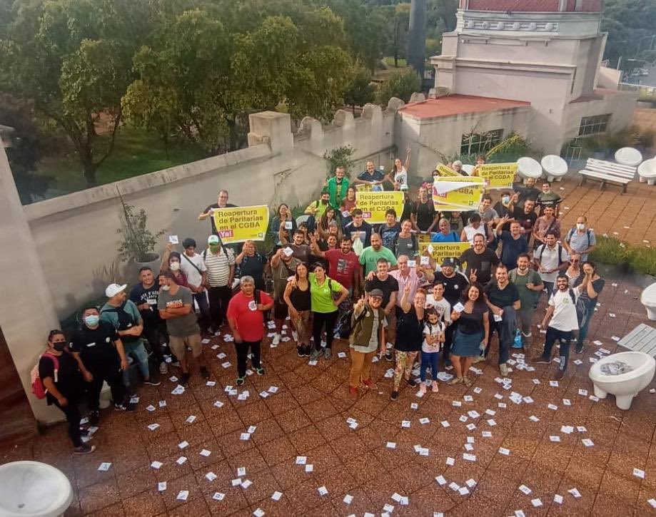 alejandrogianni's tweet photo. Gran asamblea en MEPU CABA reclamando el pase a planta permanente!!! Y aumento de salario @ATECapitalOk @DanielCatalano_ @vhugobellon https://t.co/pSXMZqmxum