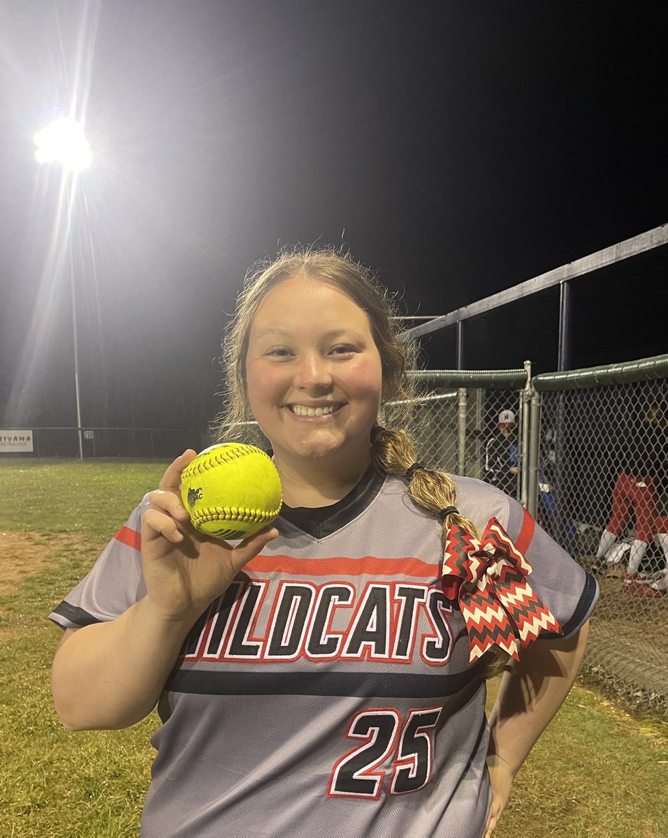 softball_nitro's tweet photo. @sydnicawleyy yanked one tonight in her first at bat of the season in the 8-0 win over independence 💪🏼💪🏼💣 https://t.co/5lNnRJDTC6