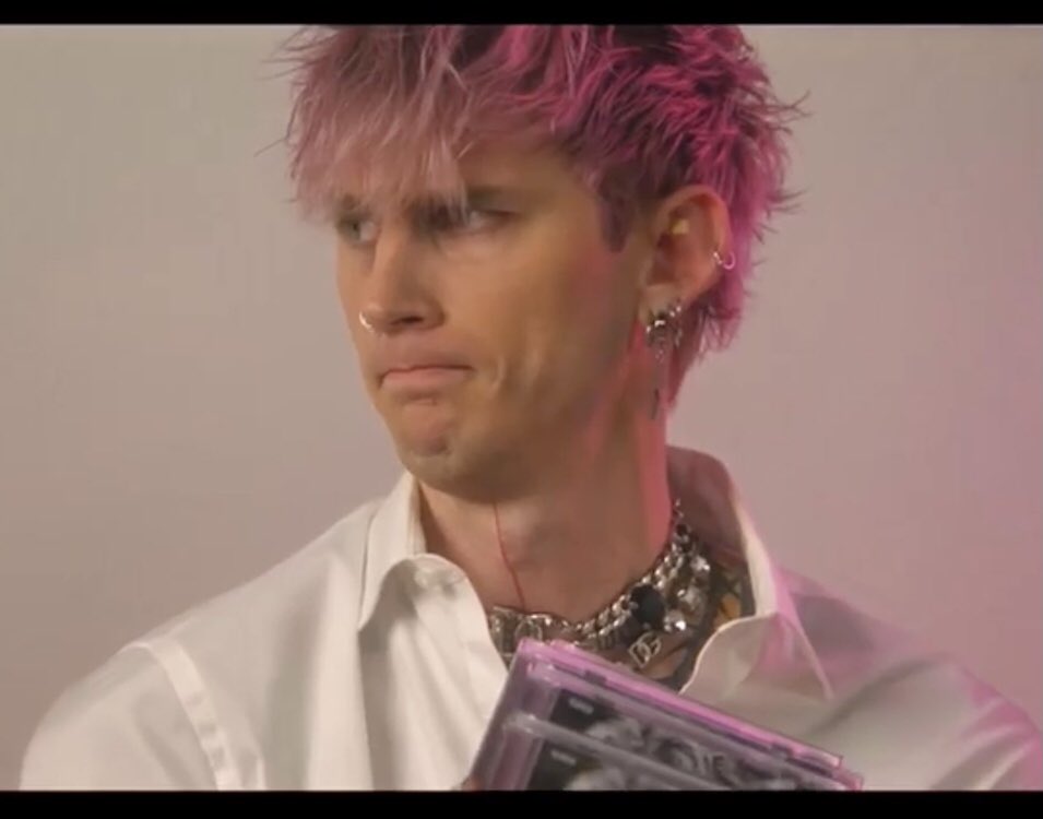 LemonovichL's tweet photo. The 3 moods I go through when people have the audacity to talk to me. @machinegunkelly https://t.co/tPZHbcrXuK