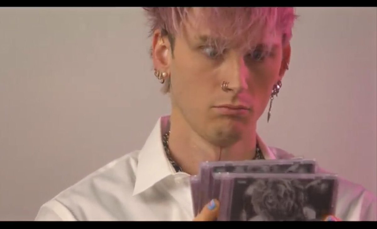 LemonovichL's tweet photo. The 3 moods I go through when people have the audacity to talk to me. @machinegunkelly https://t.co/tPZHbcrXuK