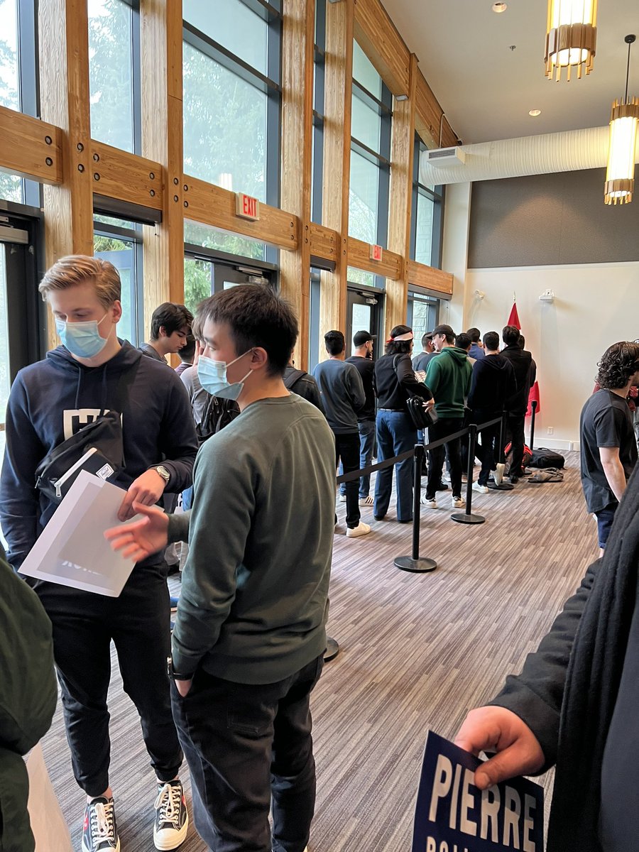angeloisidorou's tweet image. Hundreds of students lined up to see @PierrePoilievre at UBC. I’ve never seen a Conservative candidate resonate this much with young people.