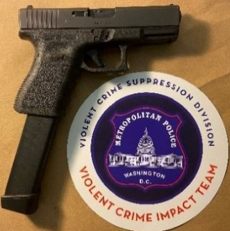DCPoliceDept's tweet photo. In the last week, #DCPolice officers removed 54 illegal firearms from the streets of #DC and out of the hands of criminals.
#FirearmsFlashback https://t.co/0qqsO8EiGG