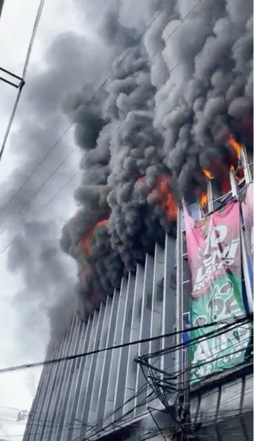 inquirerdotnet's tweet photo. LOOK: Fire breaks out along Legaspi Street in Cebu City today, April 8.  | via BFP R7 CCFO live video, @cebudailynews https://t.co/M2zNre9vx3